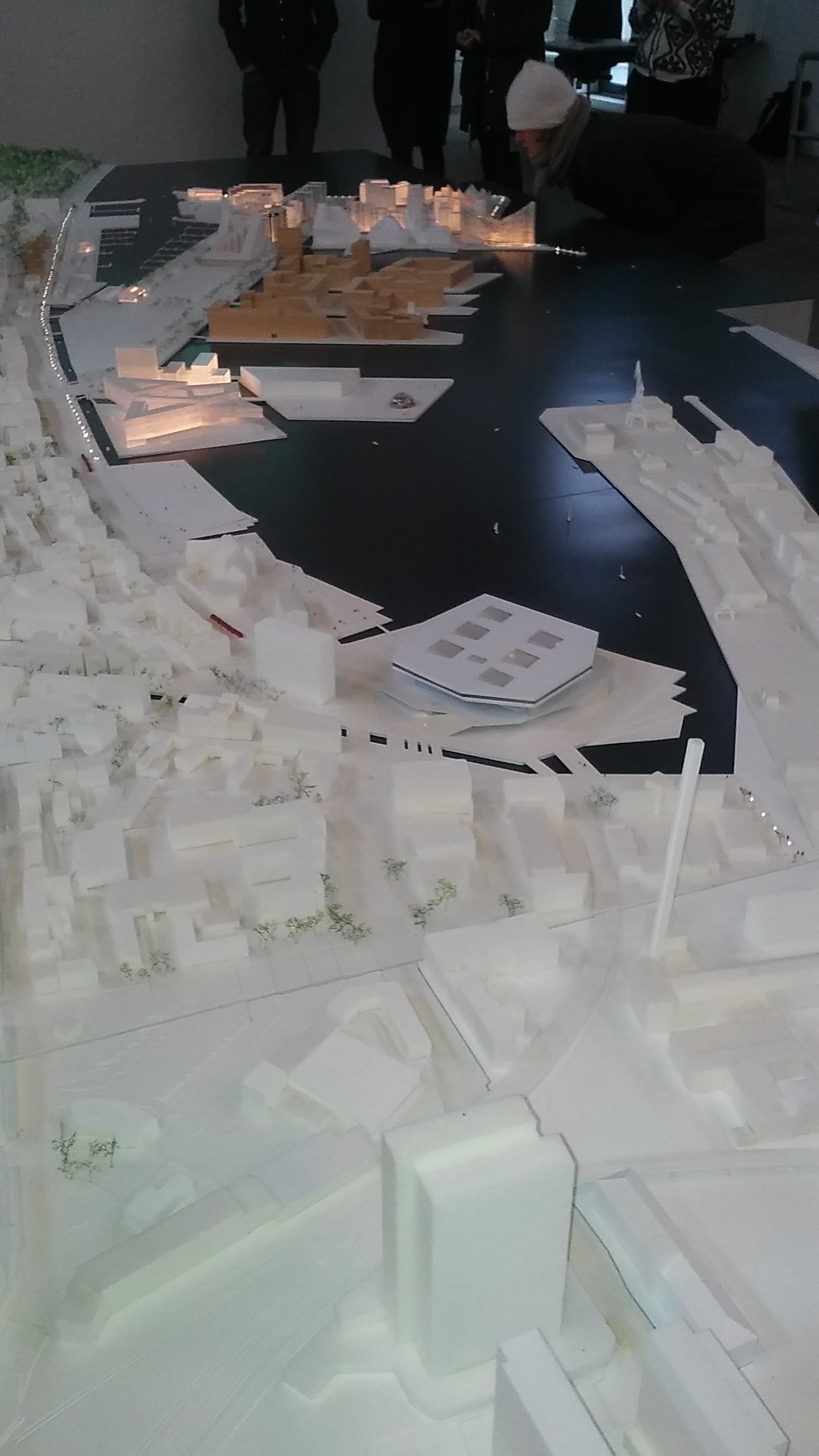 Aarhus harbour model. Mid-map, Dokk1, the new main library. Behind, Aarhus Ø: Navitas, engineering school, then the wooden model of the next development phase and finaly the building that are already done.