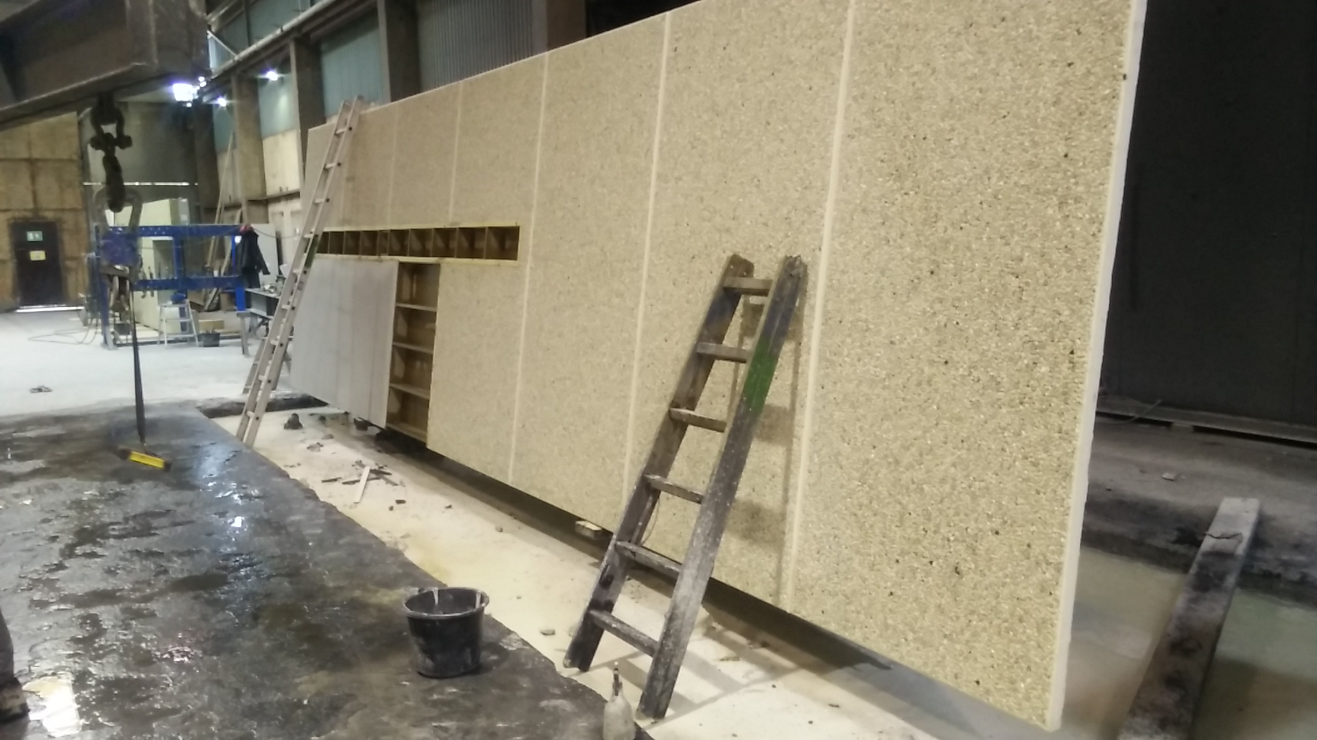 Element with integrated finish